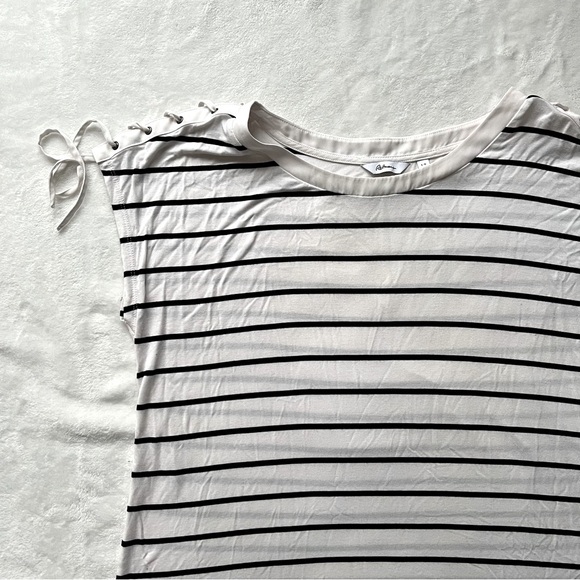 Reitmans Laced Shoulder Top - Picture 2 of 7